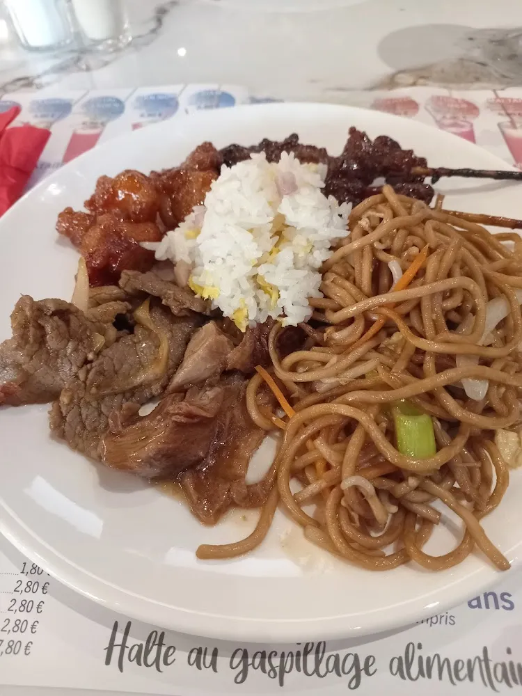 Canard Laqué Brochettes de Poulet Nouilles Sautées